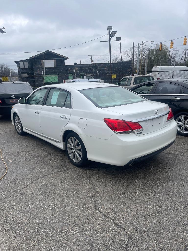 2011 Toyota Avalon Limited's photo
